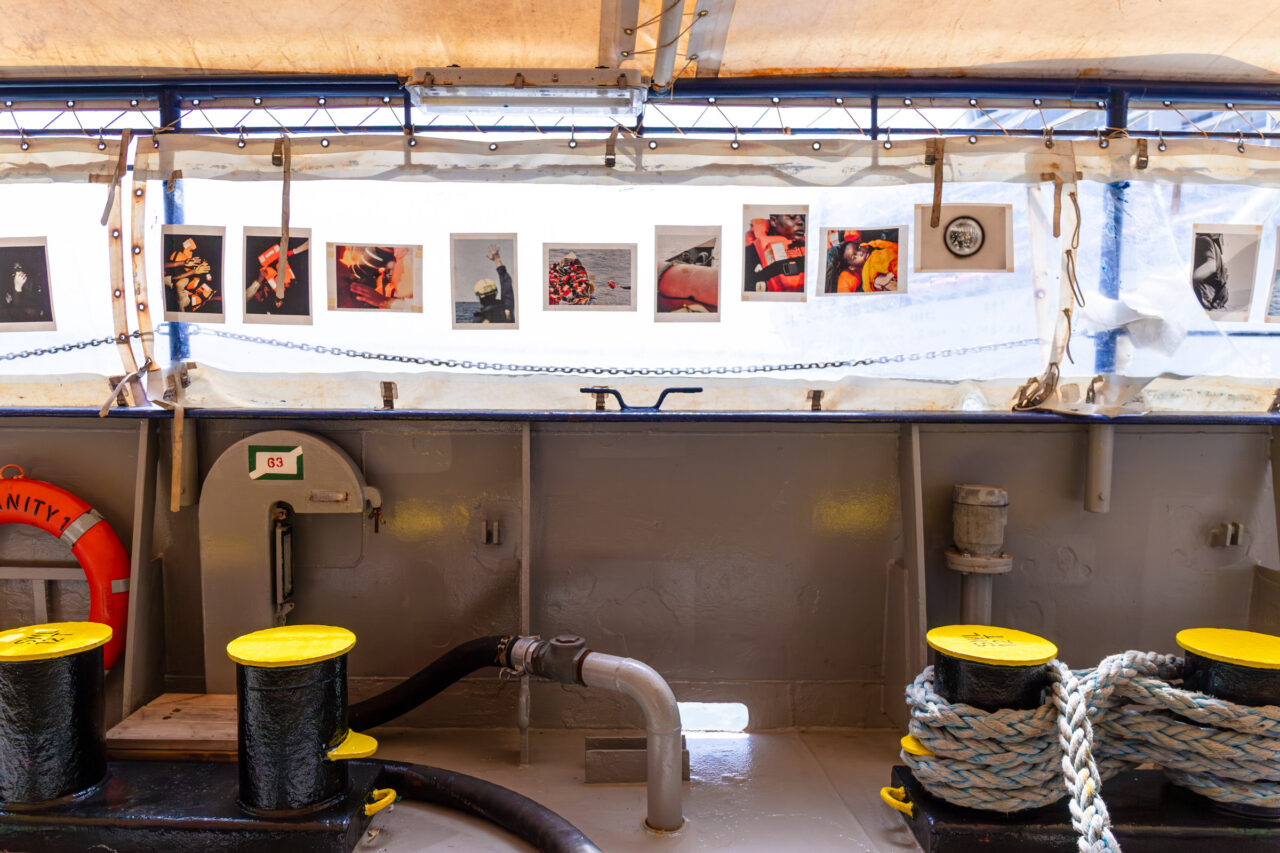 Bilder in Ausstellung auf der Humanity 1 beim Open Ship
